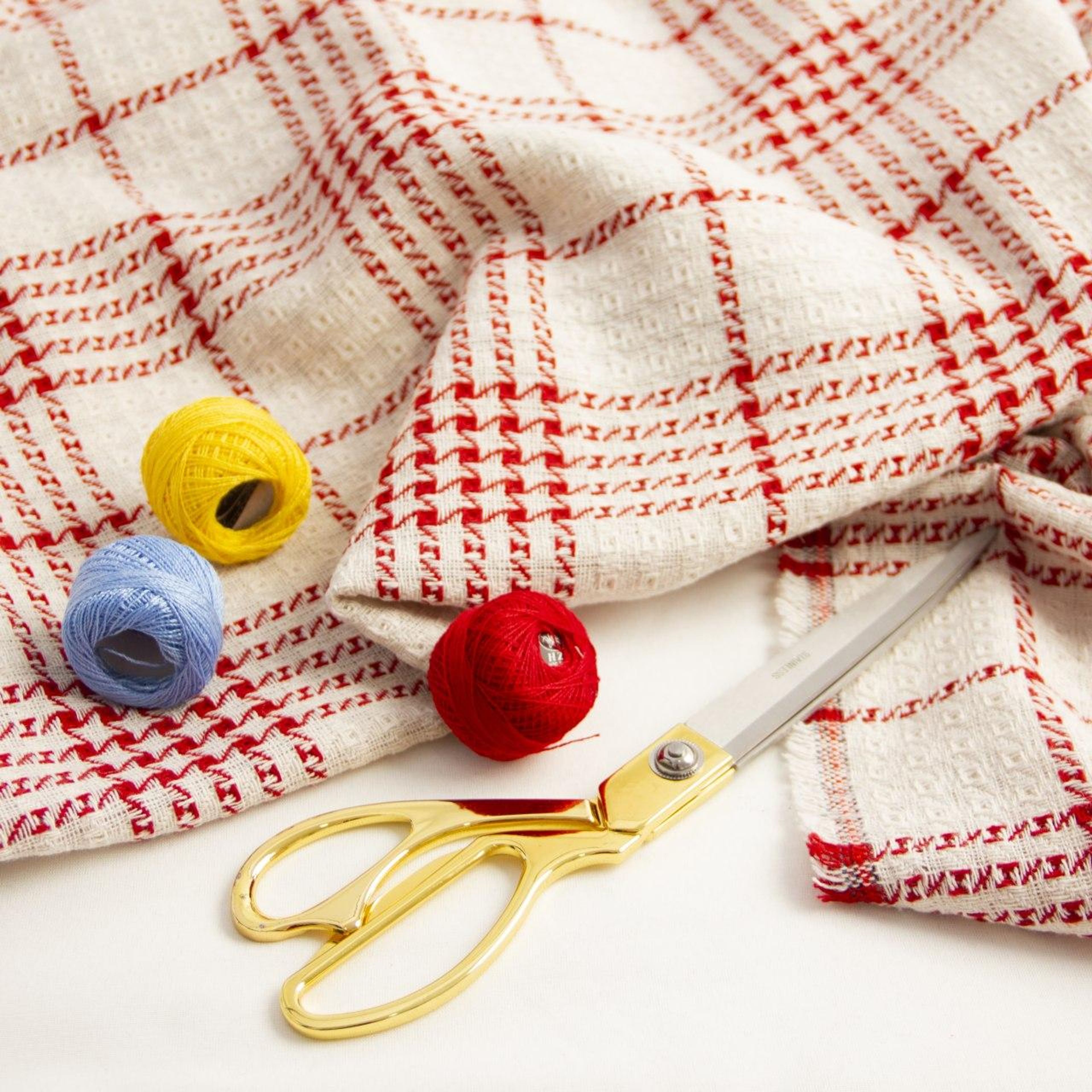 فروش اینترنتی پارچه بافت طرحدار چهارخانه رژ