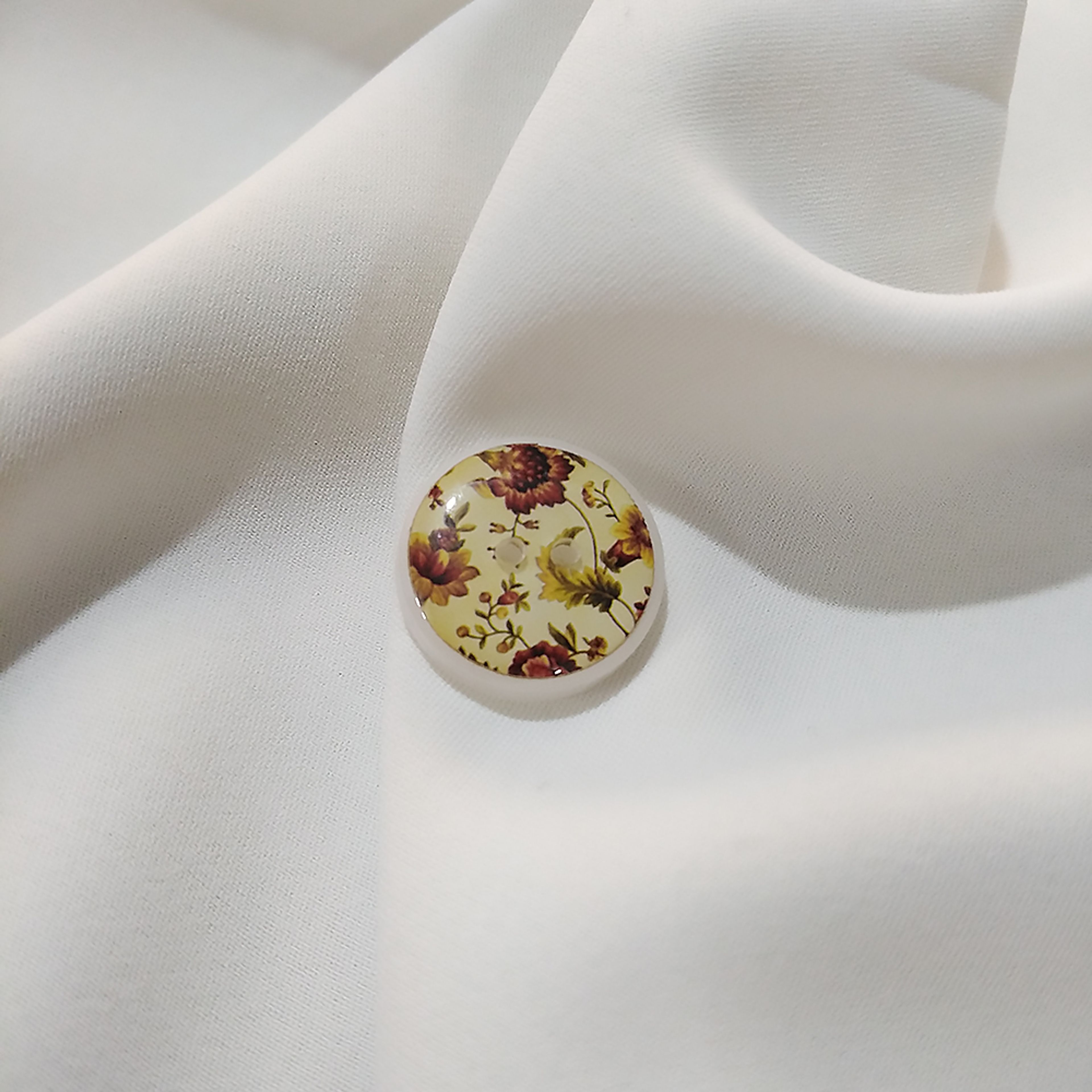 خرید اینترنتی دکمه دو سوراخه گلدار رنگ کرم D103 سایز 2