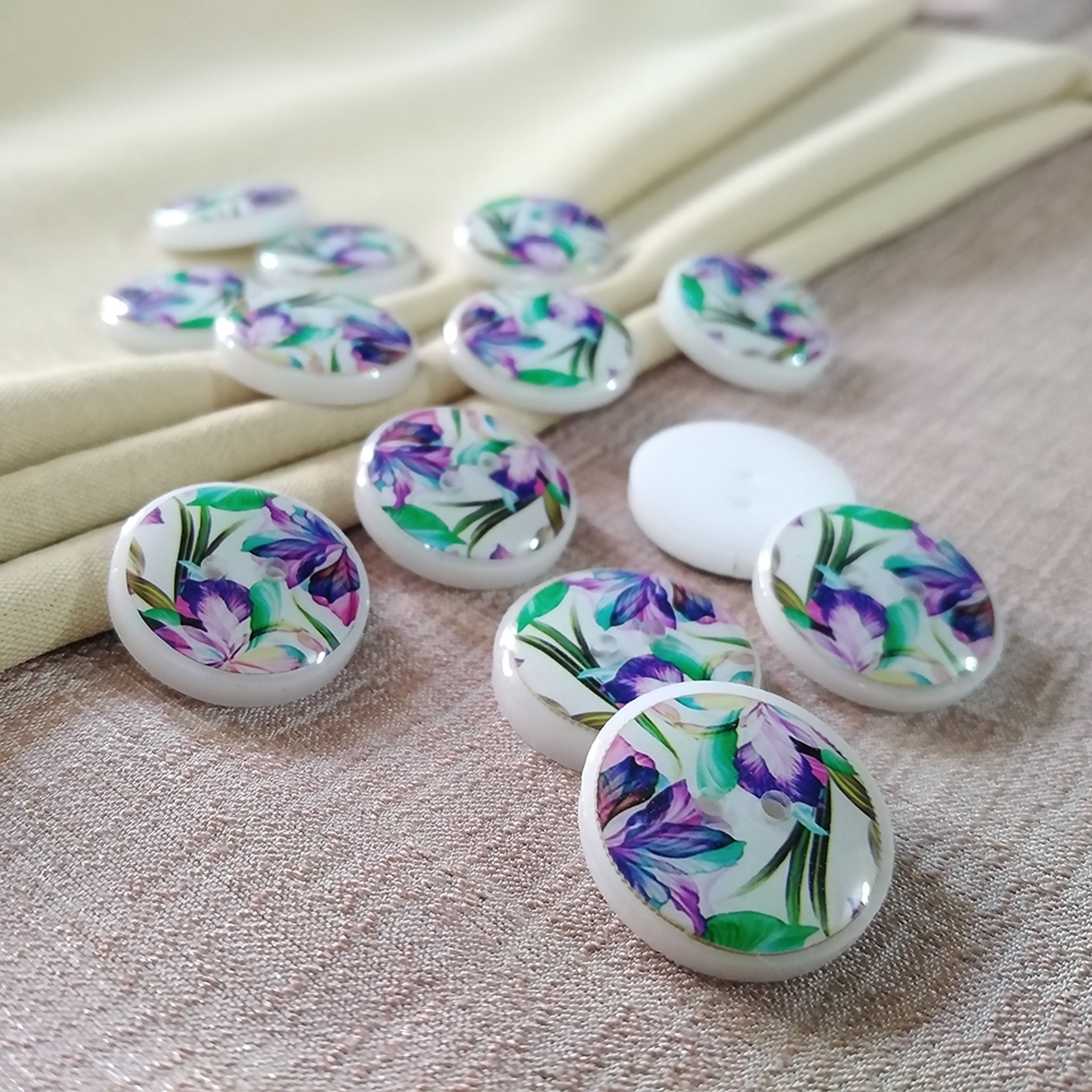 فروش اینترنتی دکمه دو سوراخه گلدار D105 سایز 2