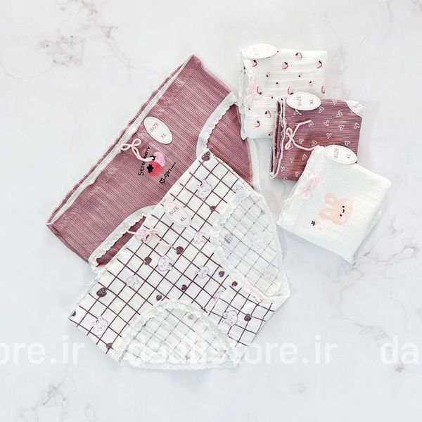 شورت نخ پنبه عروسکی سفید کالباسی طرح توت فرنگی