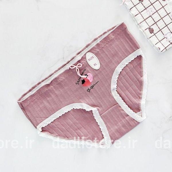 شورت نخ پنبه عروسکی سفید کالباسی طرح توت فرنگی