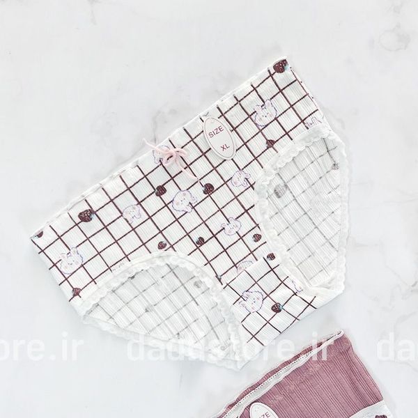 شورت نخ پنبه عروسکی سفید کالباسی طرح توت فرنگی