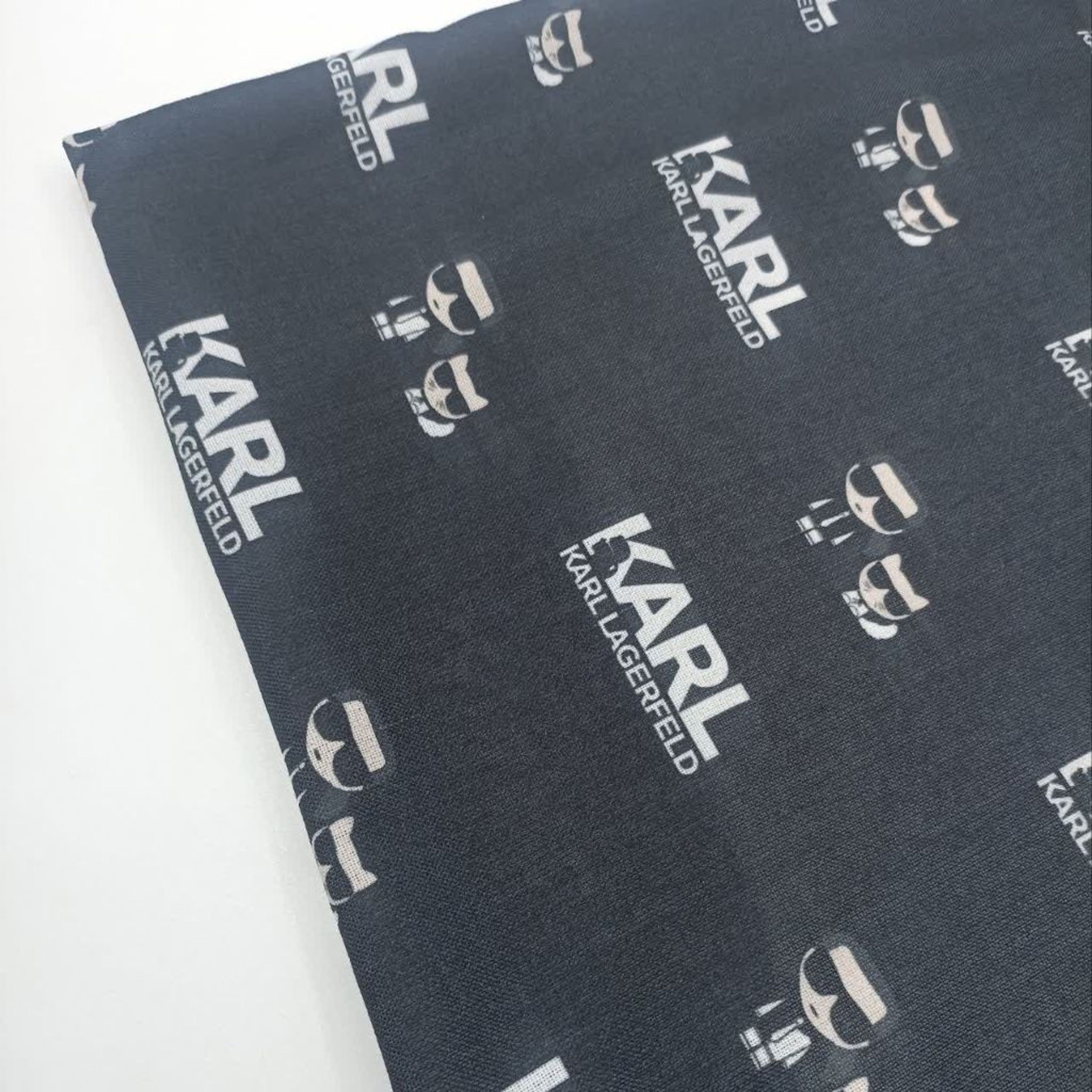 خرید آنلاین پارچه شانتون طرح KARL