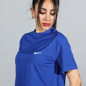 خرید اینترنتی کراپ تاپ ورزشی آستین کوتاه بغل چاکدار نایکی Nike