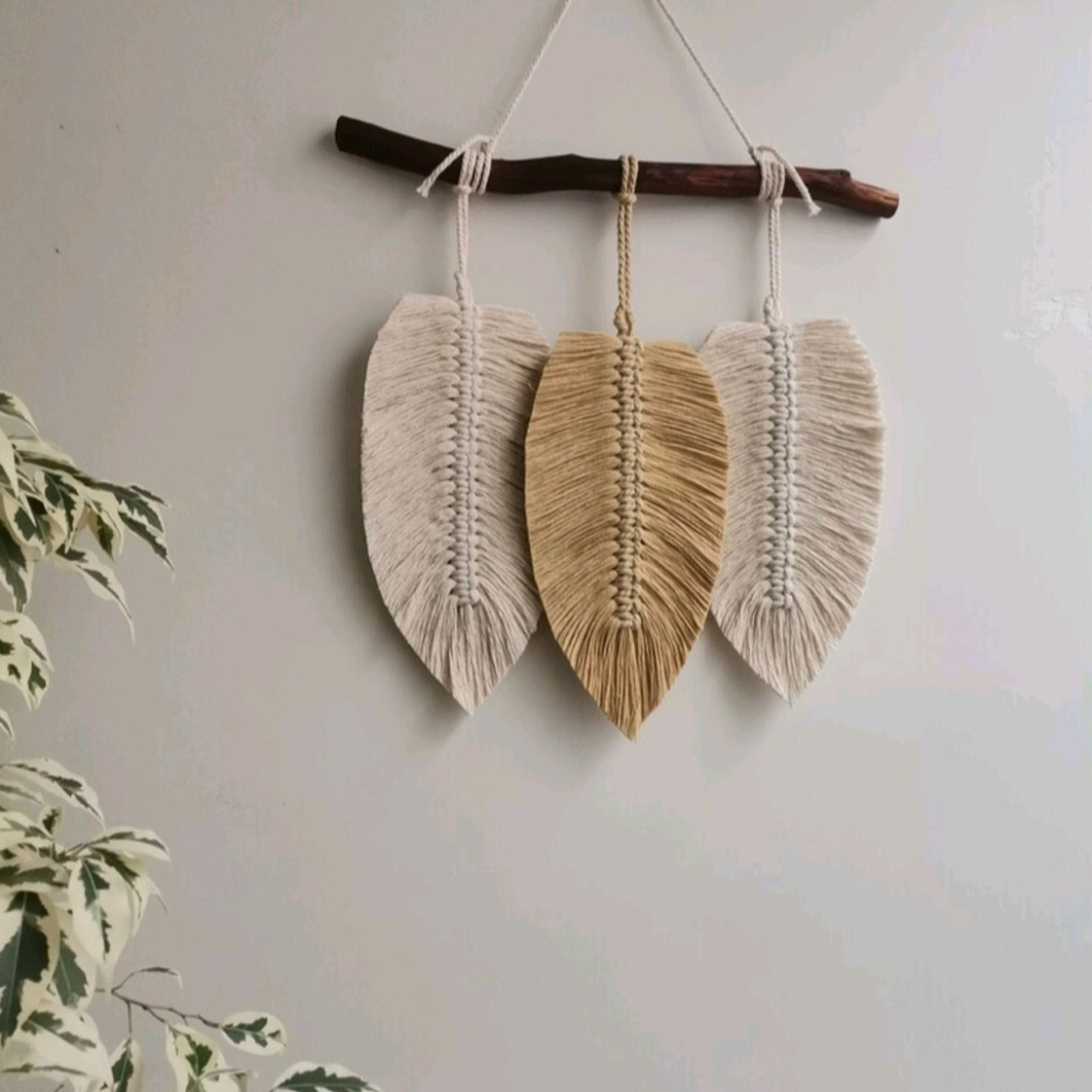 خرید اینترنتی دیوارکوب سه برگ‌ با چوب طبیعی رنگ دلخواه مدل ترمه