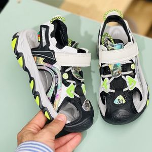 خرید اینترنتی قیمت صندل بچگانه چسبی طرح more برند G.duck کد 030606