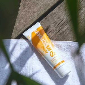 خرید اینترنتی ضد آفتاب آلویه ورا جدید فوراور (ضد لک و آبرسان) | Aloe Sunscreen new