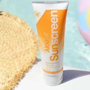 خرید آنلاین ضد آفتاب آلویه ورا جدید فوراور (ضد لک و آبرسان) | Aloe Sunscreen new