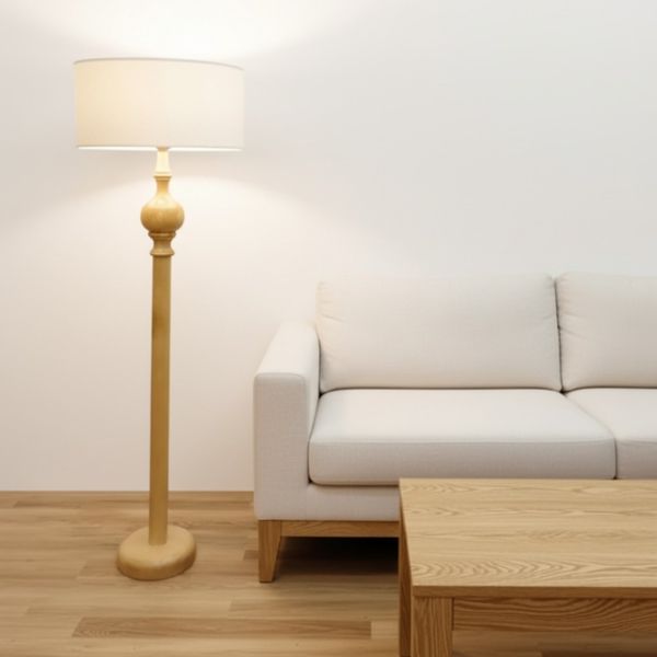 آباژور ایستاده چوبی کنار سالنی مینیمال