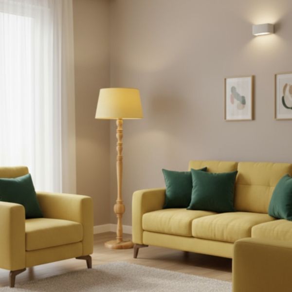 آباژور ایستاده چوبی کنار سالنی با شید پارچه ای