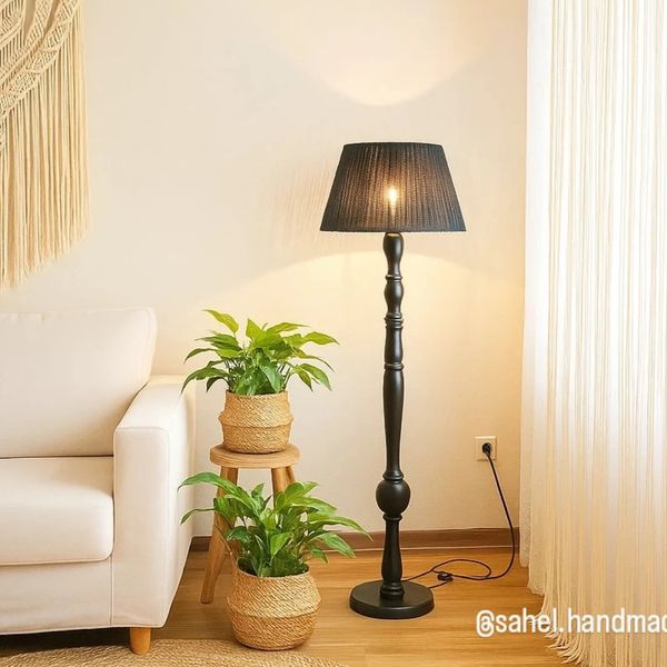 آباژور ایستاده چوبی کنار سالنی با شید شیری رنگ