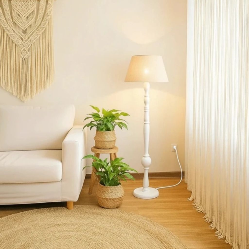 مشخصات آباژور ایستاده چوبی کنار سالنی با شید شیری رنگ