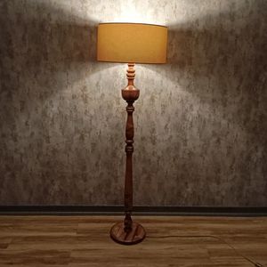 فروش اینترنتی آباژور ایستاده چوبی کنار سالنی با شید پارچه ای