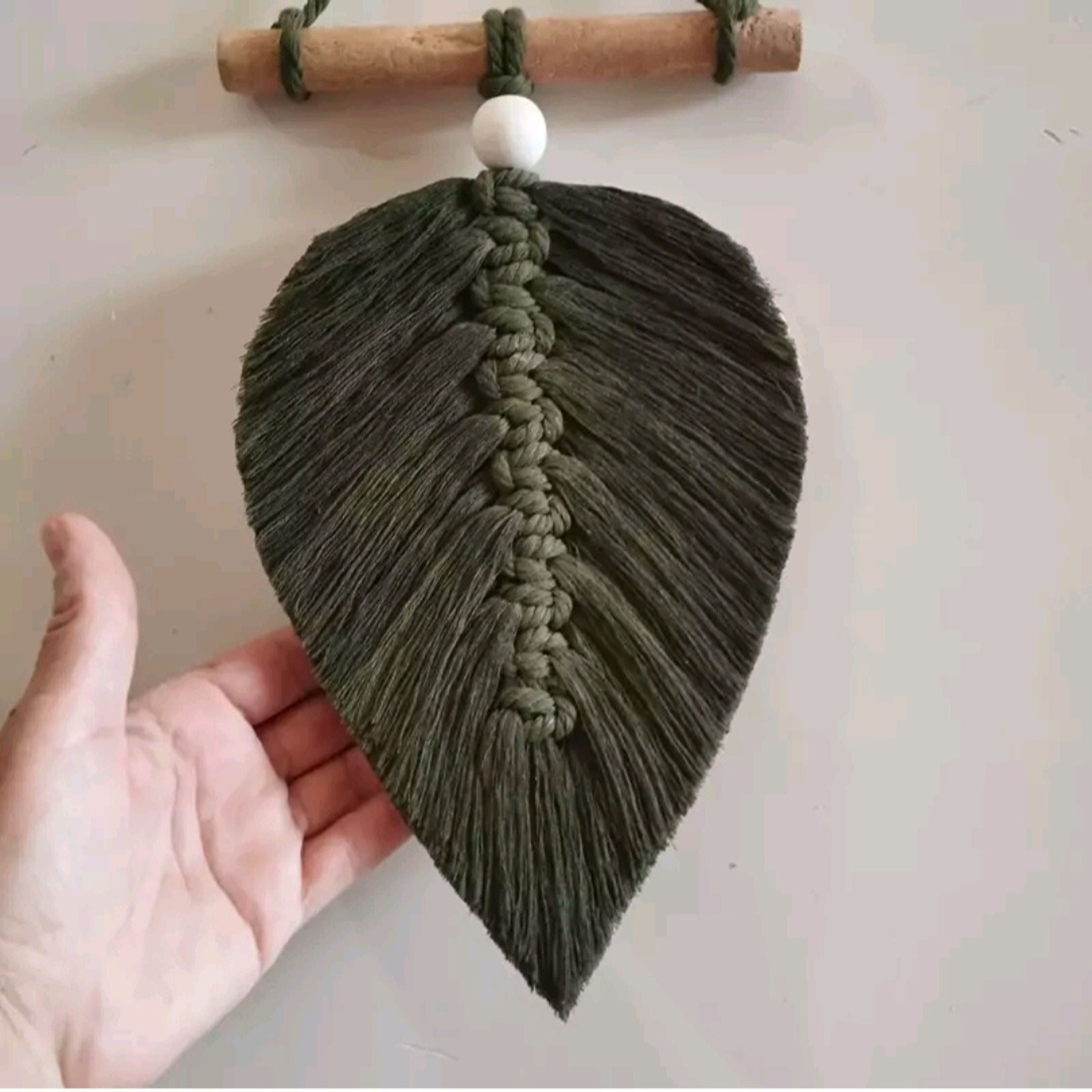 خرید اینترنتی دیوارکوب تک برگ مکرومه بافی با مهره چوبی طرح مروا