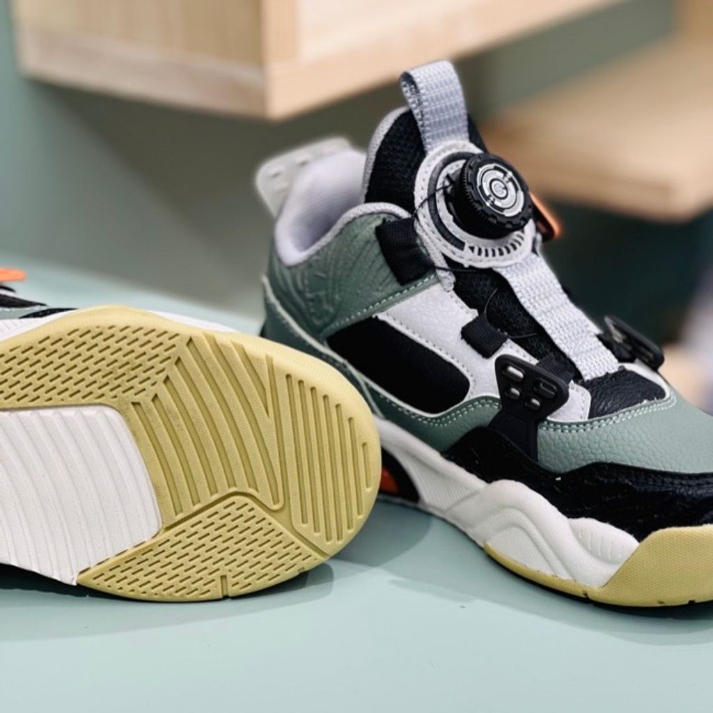 خرید اینترنتی قیمت کتونی طرح جردن4 برند BKG کد 071902