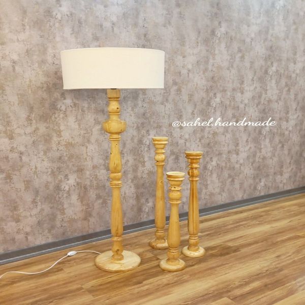 ست آباژور ایستاده و جا شمعی چوبی کنار سالنی با شید پارچه ای