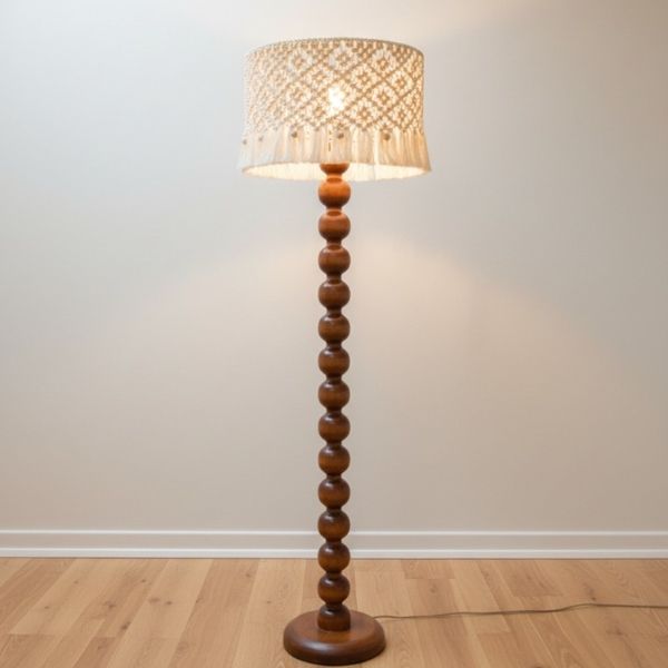 آباژور کنار سالنی ترکیب چوب و مکرومه با پایه مینیمال