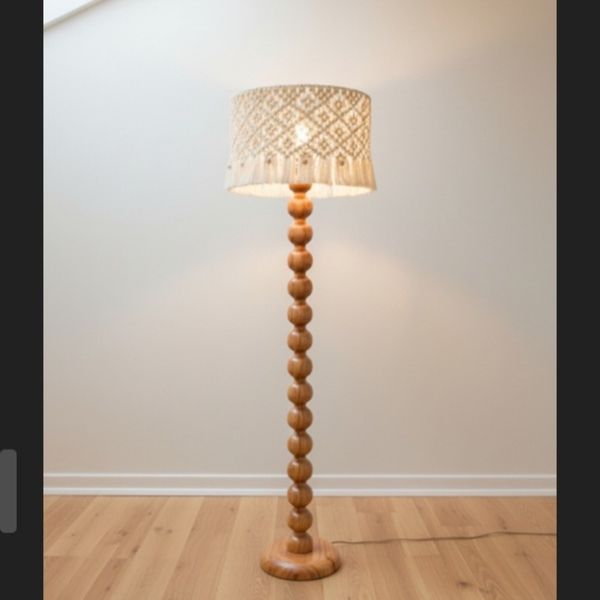 آباژور کنار سالنی ترکیب چوب و مکرومه با پایه مینیمال