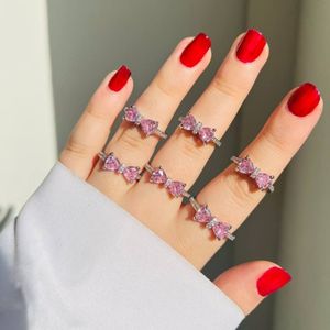 خرید اینترنتی انگشتر فری سایز نگین دار رنگ ثابت زنانه