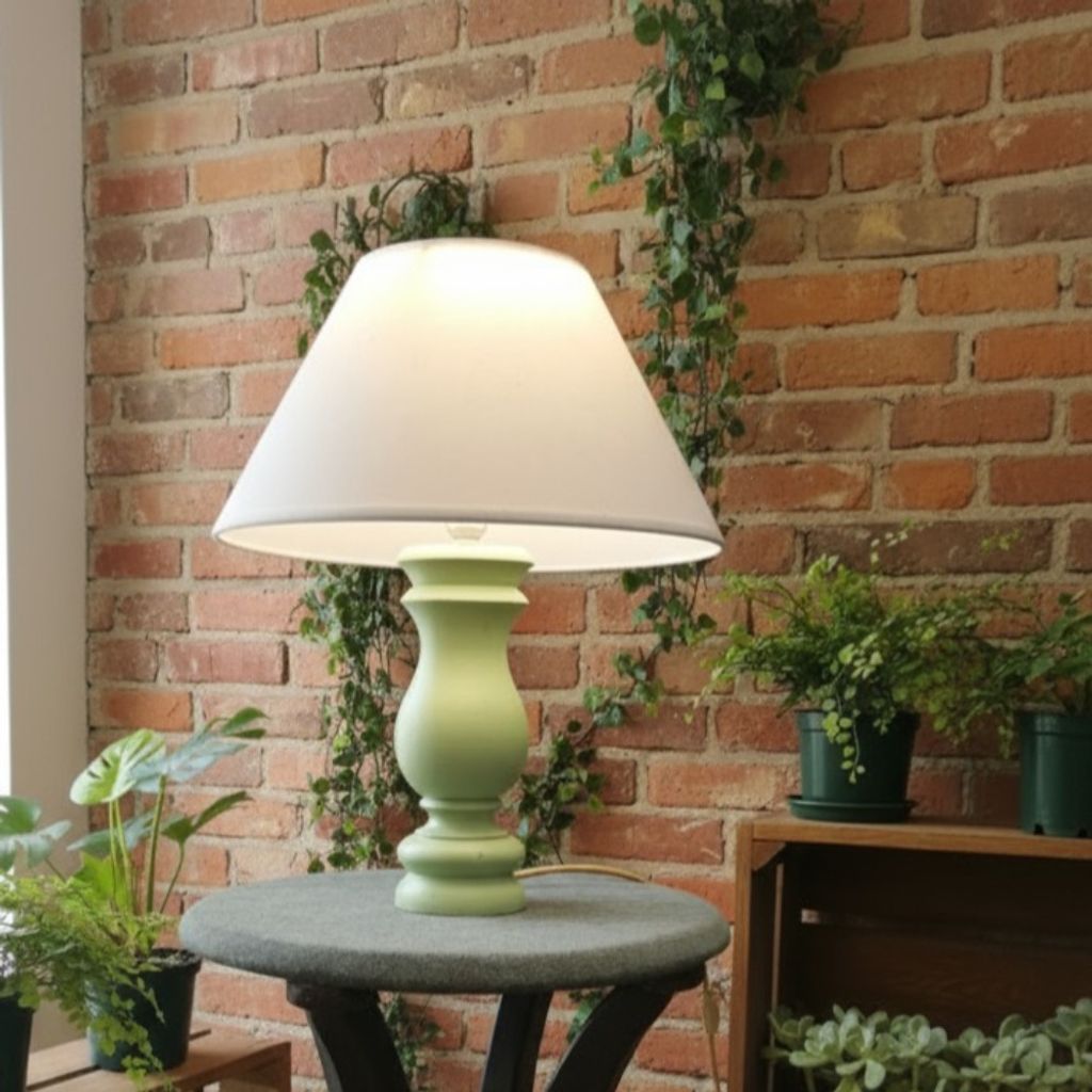 مشخصات آباژور ایستاده کنار سالنی با شید مکرومه بافت شده