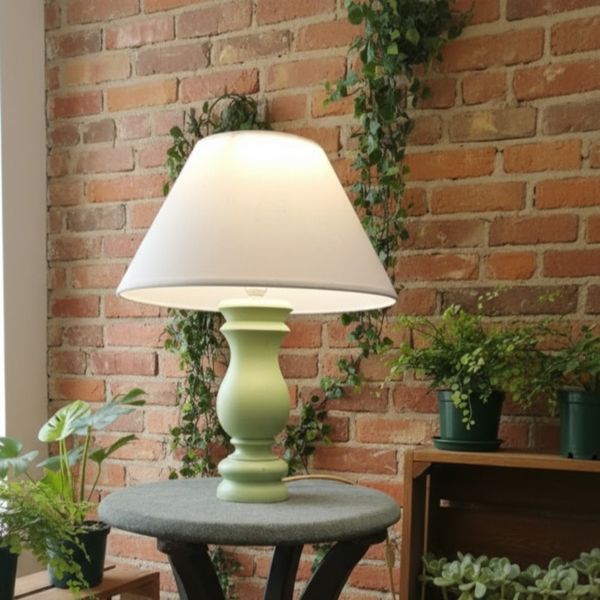 آباژور ایستاده کنار سالنی با شید مکرومه بافت شده