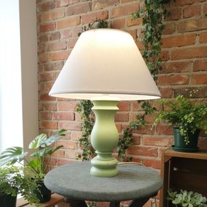 مشخصات آباژور ایستاده کنار سالنی با شید مکرومه بافت شده