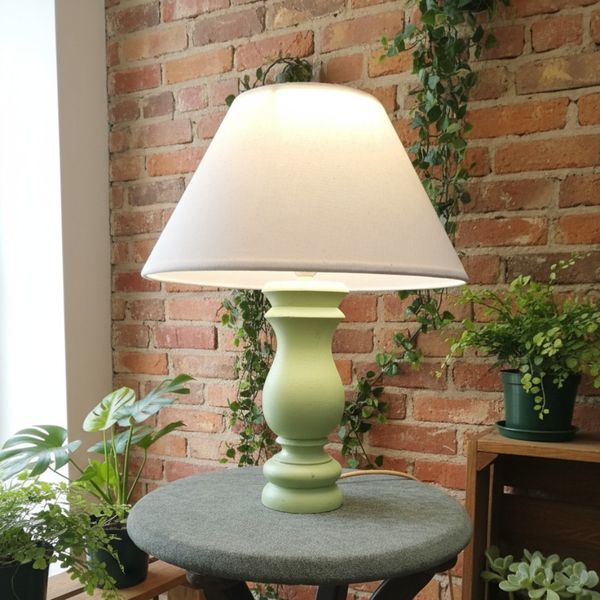 آباژور ایستاده کنار سالنی با شید مکرومه بافت شده