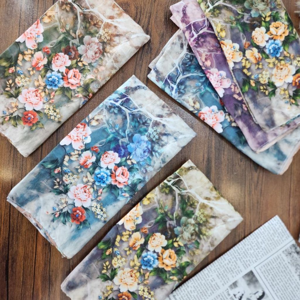 فروش اینترنتی روسری نخی طرحدار رنگبندی مدیوم اسکارف دور دوخت 