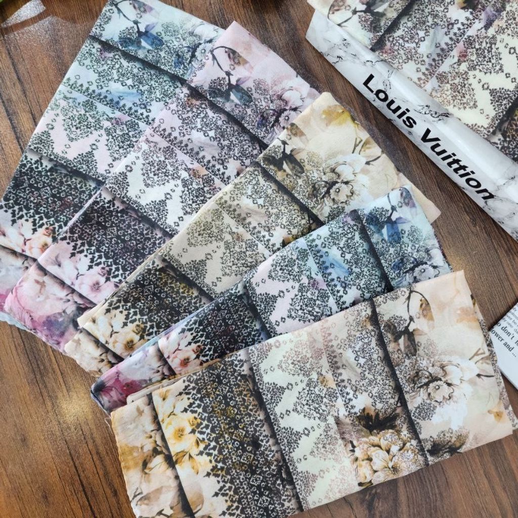 خرید آنلاین روسری نخی طرحدار رنگبندی مدیوم اسکارف دور دوخت 