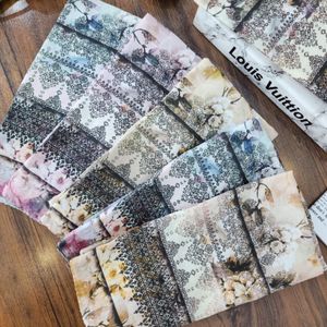 خرید آنلاین روسری نخی طرحدار رنگبندی مدیوم اسکارف دور دوخت 