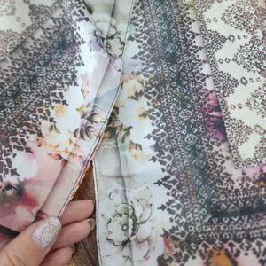 فروش اینترنتی روسری نخی طرحدار رنگبندی مدیوم اسکارف دور دوخت 