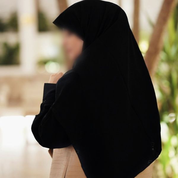 روسری حریر نخ مشکی  ترک زمینه ساده منگوله دار دور دوخت