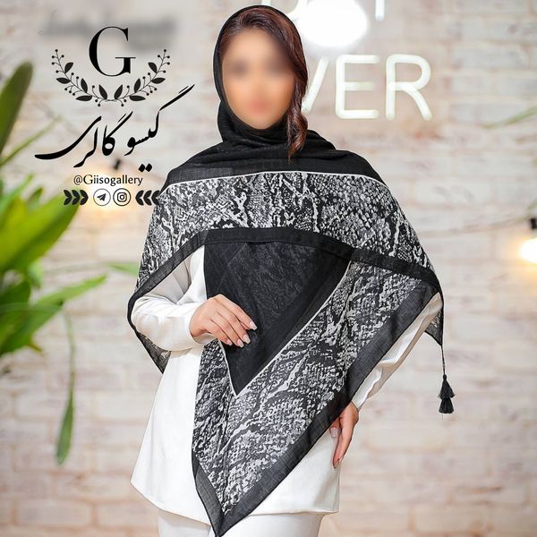 روسری نخی قواره بزرگ طرح بندی مشکی سفید منگولدار