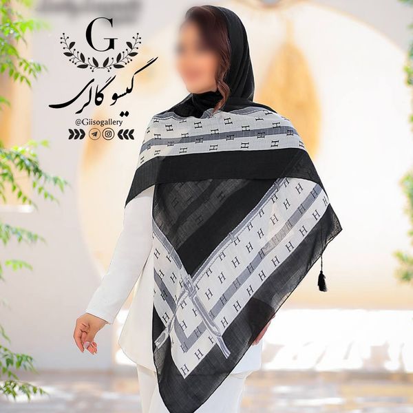 روسری نخی قواره بزرگ طرح بندی مشکی سفید منگولدار