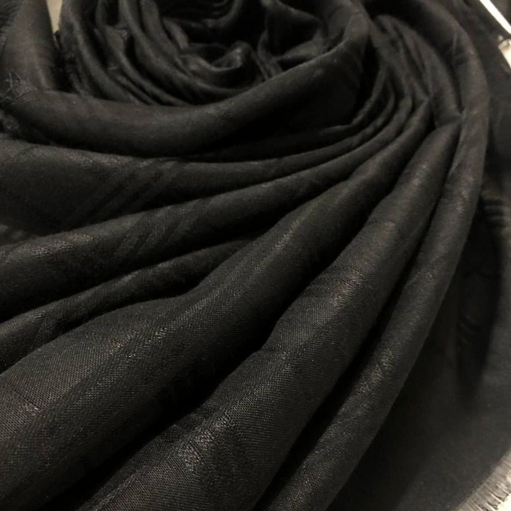فروش اینترنتی روسری نخی مشکی ساده و زمینه خطدار  قواره متوسط و قواره بزرگ (ارسال رایگان)