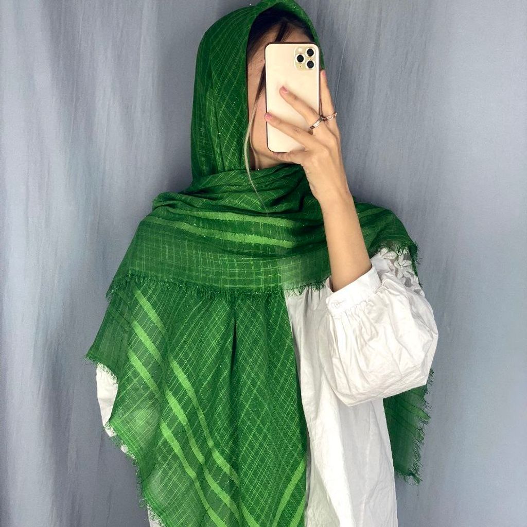 فروش اینترنتی روسری نخی  قواره بزرگ لمه دار رنگبندی  زمینه طرحدار وساده (ارسال رایگان)