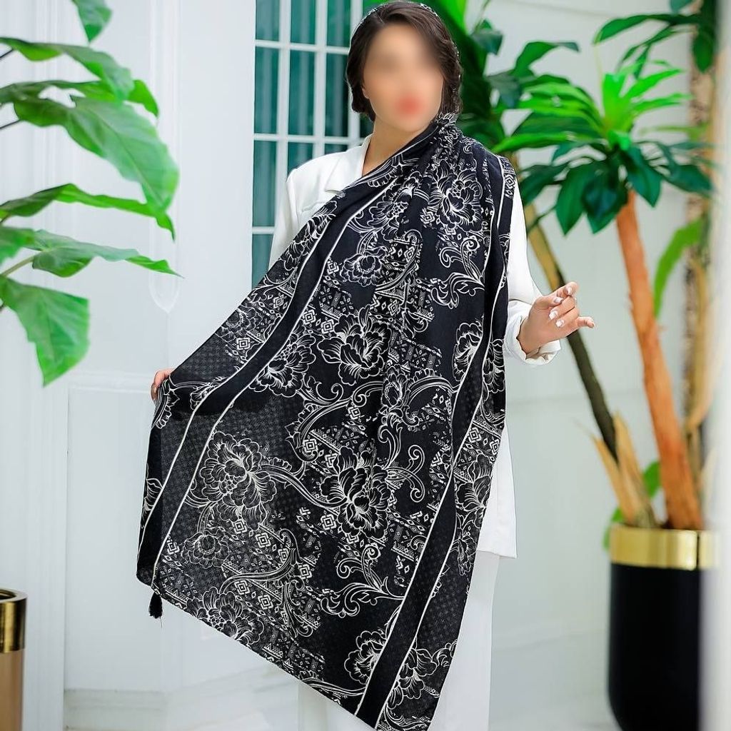 فروش اینترنتی  شال های نخی منگولدار طرح ترند رنگبندی ارسال رایگان