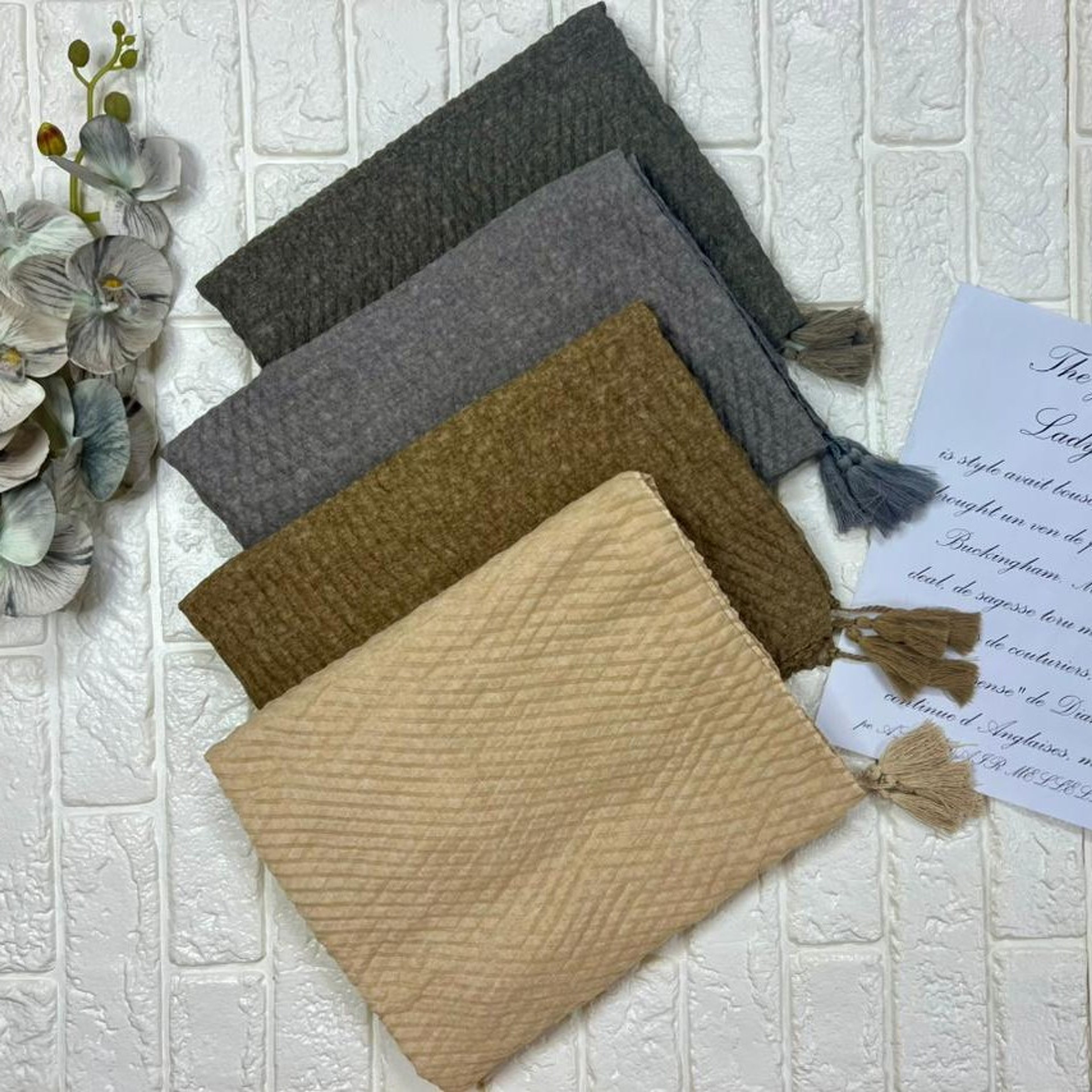 خرید آنلاین شال نخی پلیسه منگوله دار وارداتی  ، قواره 200 در 75 لطیف و سبک ، ایستایی عالی 
