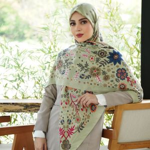 فروش اینترنتی روسری نخی ،طرح گل ، منگوله دار ، قواره 140 ، لطیف و سبک 