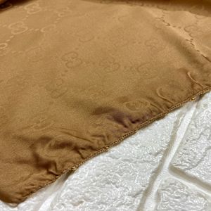 خرید اینترنتی شال ابریشم ژاکارد وارداتی حاشیه زنجیری مجلسی طرح گوچی
