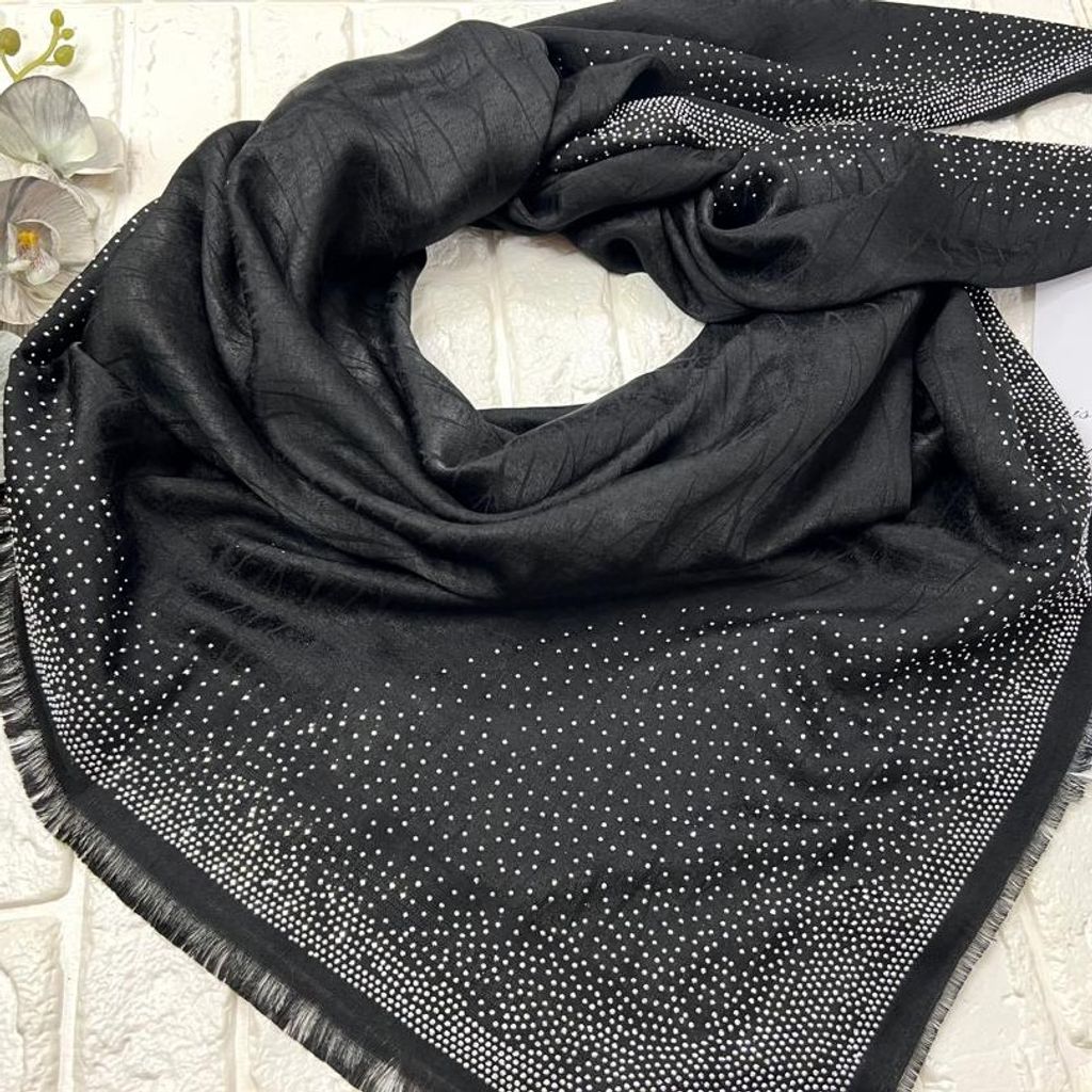 خرید اینترنتی روسری مجلسی  مشکی طرح دار ، حاشیه نگین دار  ، نگین اتریشی ،  ژاکارد ، قواره 140 