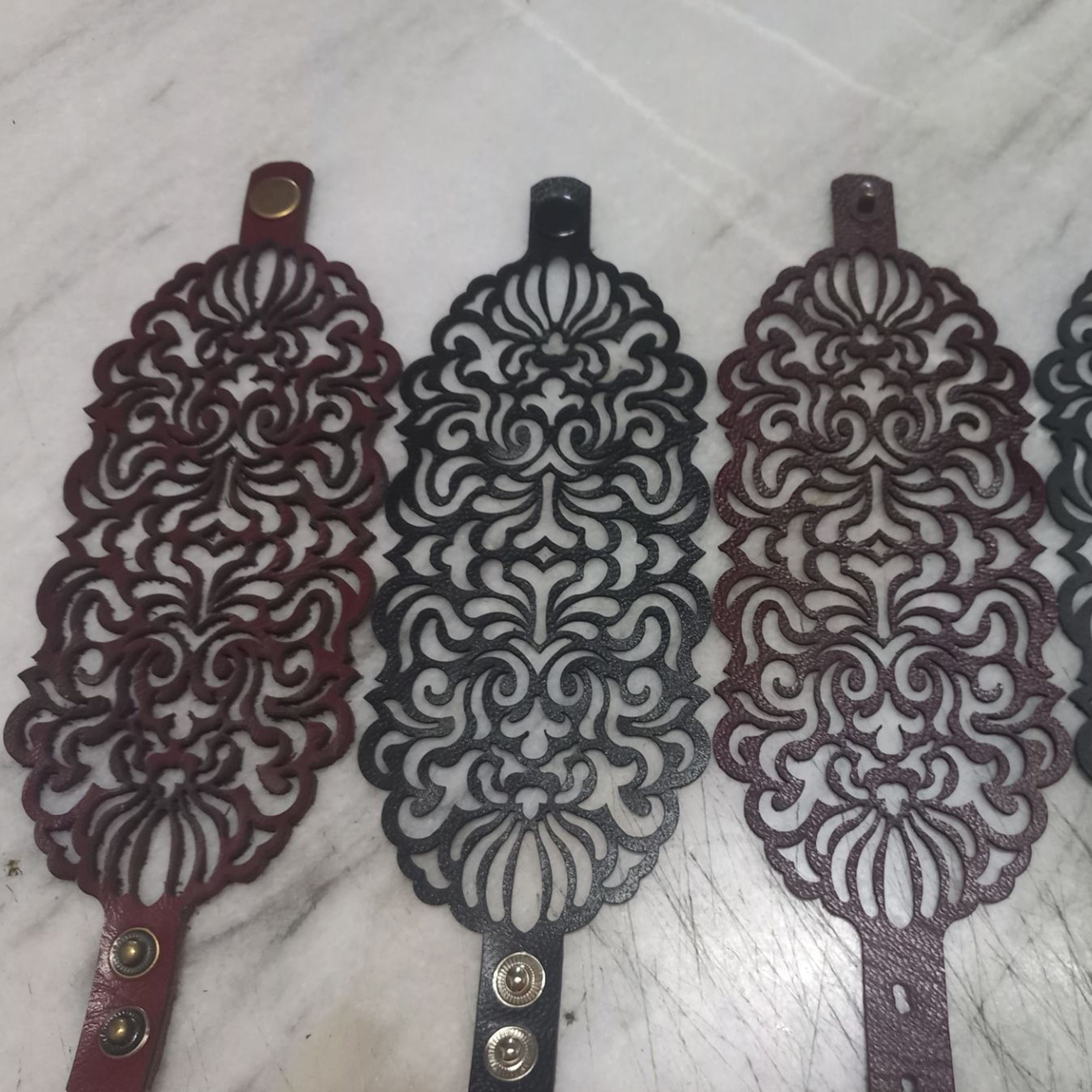 خرید اینترنتی دستبند زنانه چرم طبیعی طرح اسلیمی 