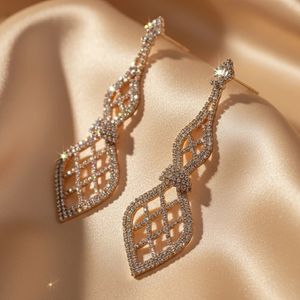 خرید اینترنتی گوشواره مجلسی طرح جواهر فول نگین هفت رنگ