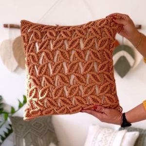خرید اینترنتی کاور کوسن مکرومه با پارچه طرح نفس