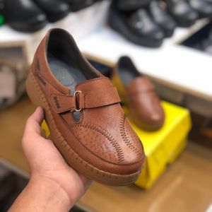 فروش اینترنتی کفش طبی چرم زنانه چسبی رنگ عسلی