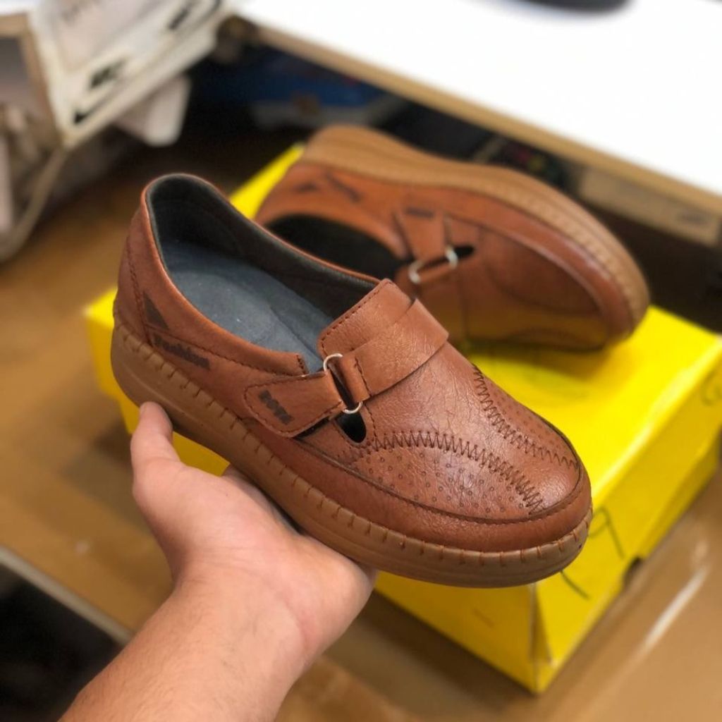 فروش اینترنتی کفش طبی چرم زنانه چسبی رنگ عسلی