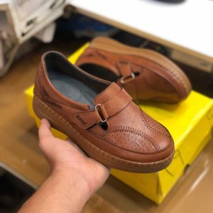 فروش اینترنتی کفش طبی چرم زنانه چسبی رنگ عسلی