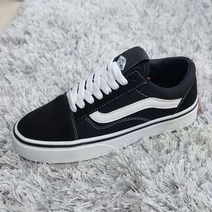 مشخصات کتونی ونس مشکی خط سفید Vans