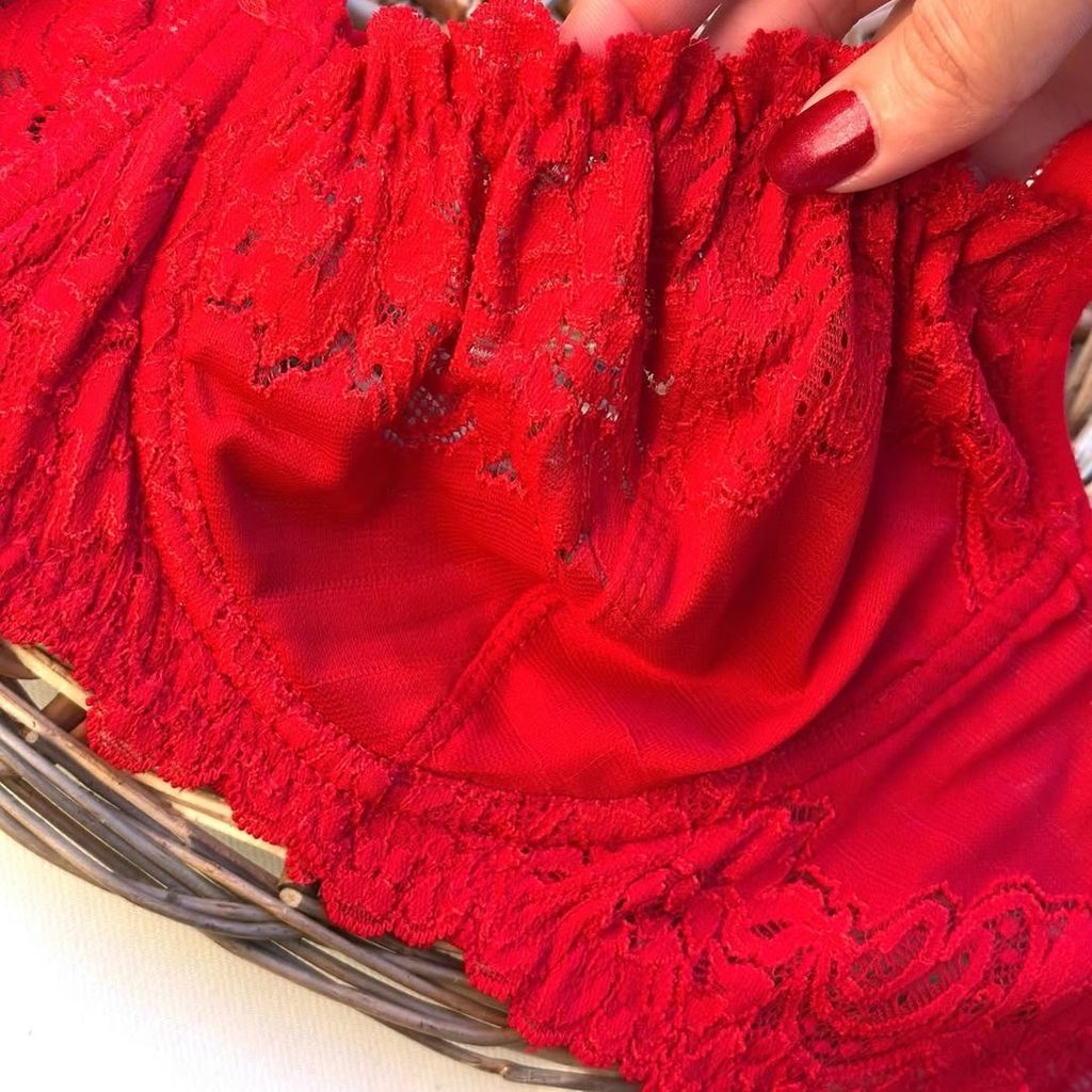 فروش اینترنتی ست شورت و سوتین فنردار زنانه داخل نخ مدل 4 بند راحت و جذاب