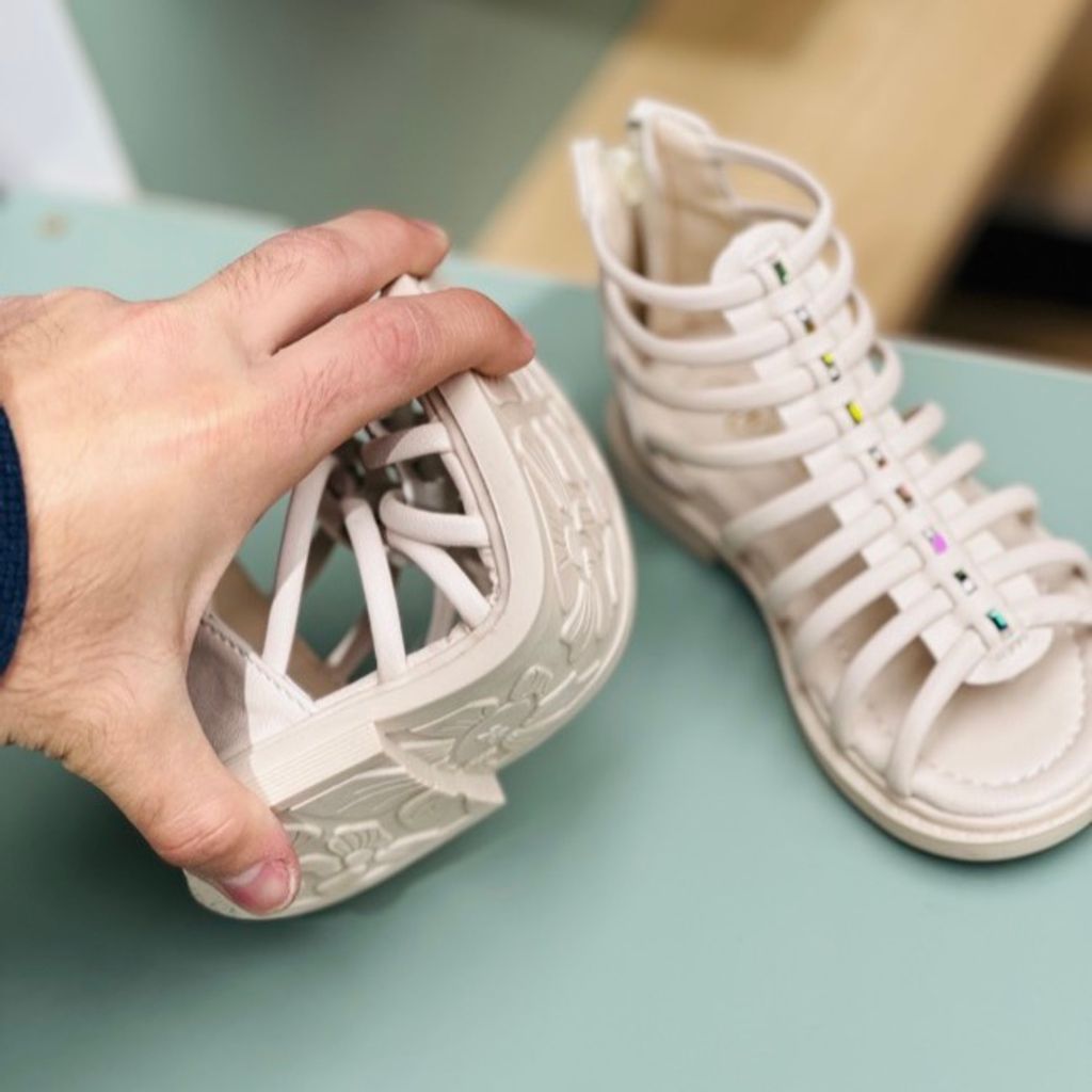 خرید اینترنتی قیمت صندل دخترانه طرح گلادیاتور بند ریز برند Kshoes کد 4010701